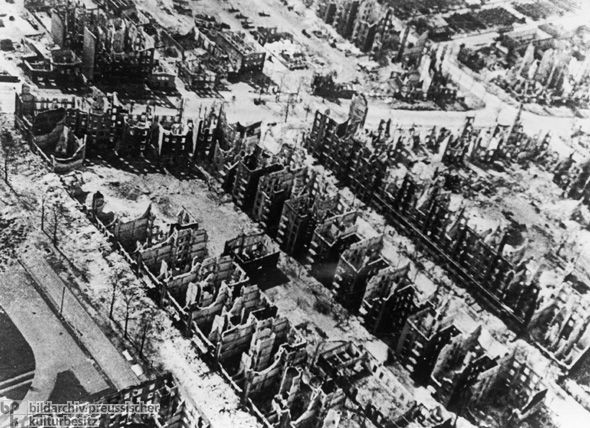Luftaufnahmen der Hamburger Innenstadt nach der „Operation Gomorrha” (28. Juli 1943)